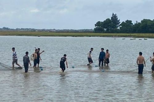 Một người đàn ông đuối nước khi đi bắt nghêu