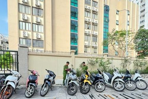 Hàng chục đối tượng mang dao kiếm đuổi đánh nhau gây náo loạn đường phố Hà Nội