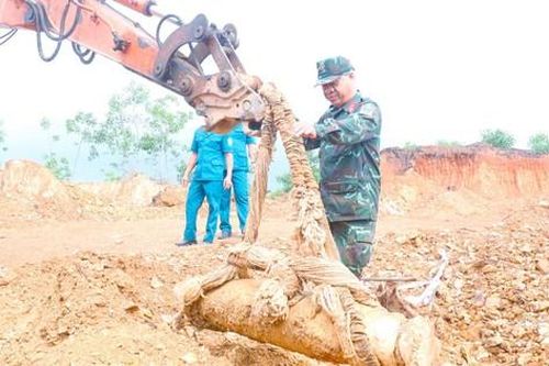 San đất làm vườn, phát hiện quả bom nặng hơn 3 tạ còn nguyên kíp nổ