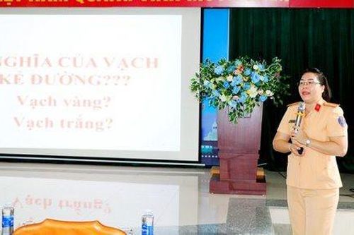 Tuyên truyền kiến thức về ATGT cho hội viên Hội Nông dân