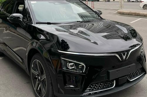 Mua VinFast VF 7 đợt đầu, chủ xe rao bán xe siêu lướt với lý do bất ngờ