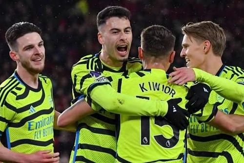 Cả đội Arsenal tiếp sức cuồng nhiệt để Tottenham hạ Man City