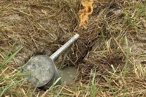 Lý giải hố giữa đồng có nước bốc cháy ở Sóc Trăng