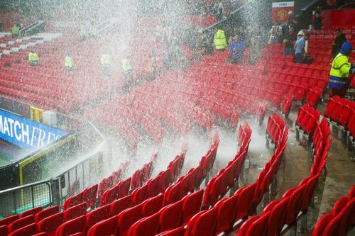 MU bị chế giễu 'nhà dột từ nóc' sau cơn bão ở Old Trafford