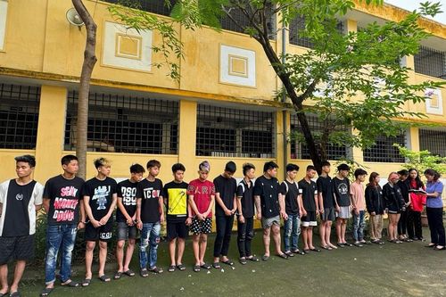 Tạm giữ 20 thanh niên dùng hung khí gây náo loạn đường phố ở Hà Nội
