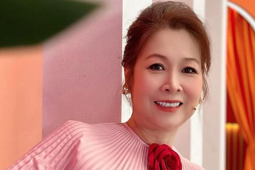 Hoa hậu Kỳ Duyên gọi NSND Lê Khanh là mẹ, NSND Hồng Vân xinh đẹp ngỡ ngàng