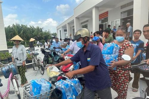 Gần 200.000 sản phẩm nước tinh khiết, 620 khối nước ngọt tiếp tục đến tay người dân Bến Tre, Tiền Giang