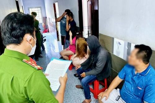 Bắt quả tang 3 đôi nam nữ 'mua bán dâm' ở nhà nghỉ đối diện tiệm massage