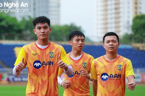 Tân Huấn luyện viên trưởng Sông Lam Nghệ An tạo hứng khởi cho các cầu thủ trước vòng 18 V.League