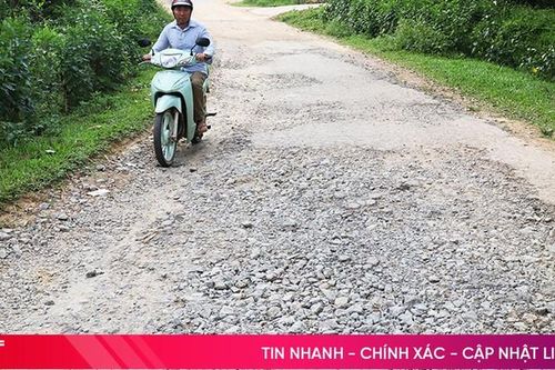 Đường trục xã xuống cấp, người dân vất vả lưu thông