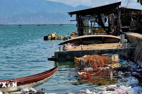 Rác thải bủa vây tiếp tục 'bức tử' Đầm Nại
