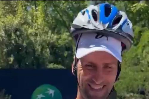 Djokovic bị chai nước rơi trúng đầu khi đang ký tặng người hâm mộ