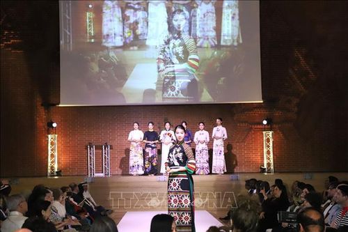 Áo dài Việt Nam xuất hiện ấn tượng tại sự kiện trình diễn trang phục dân tộc ở London