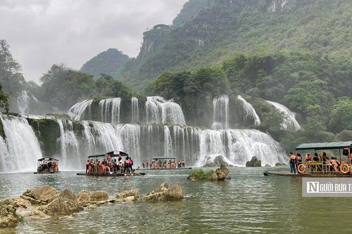 Cao Bằng: 'Hút' khách vì tour du lịch xuyên biên giới