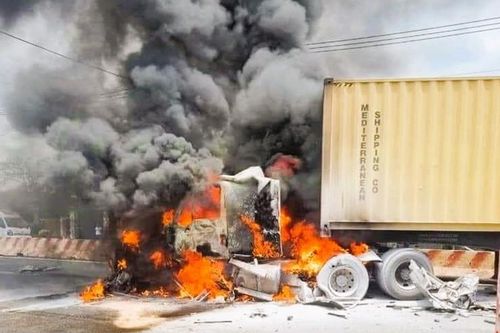 Va chạm kinh hoàng, xe container bốc cháy, xe tải và xe khách biến dạng