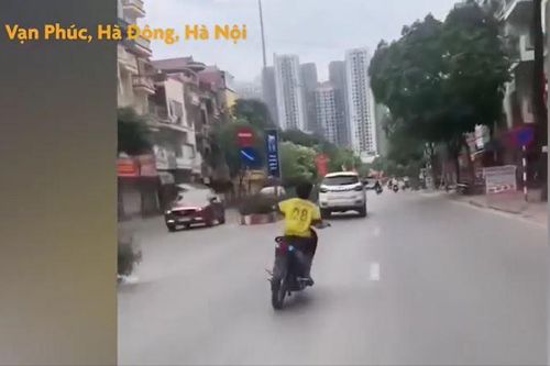 Clip: Cậu bé đầu trần lái xe máy không biển số, lạng lách như diễn xiếc giữa phố