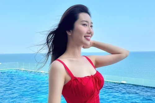 Thúy Ngân gặp sự cố gây chảy máu tay