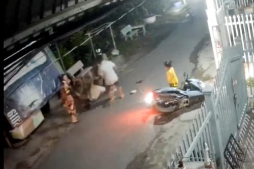 Clip 2 tên cướp táo tợn giật dây chuyền bị dân tóm gọn