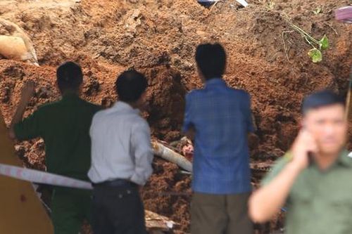 Người đàn ông bàng hoàng kể lại quá trình đưa 3 cháu bé tử vong ra ngoài sau vụ sạt lở ở Ba Vì