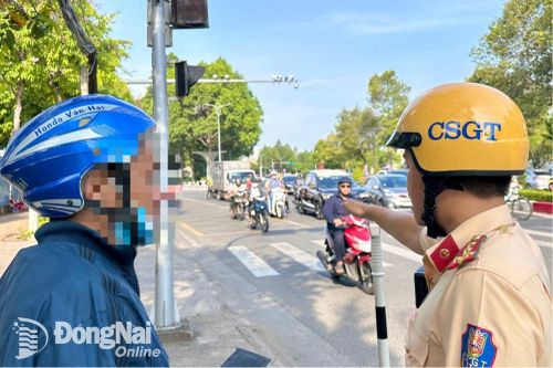 Xử phạt nhiều xe máy dừng, đậu tại 'vạch mắt võng' ở ngã tư Vườn Mít