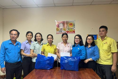 Thăm, tặng quà lao động bị bệnh hiểm nghèo và tai nạn lao động