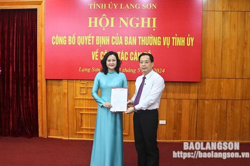 Công bố các quyết định về công tác cán bộ