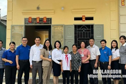 Bàn giao 'Nhà khăn quàng đỏ' cho học sinh có hoàn cảnh khó khăn