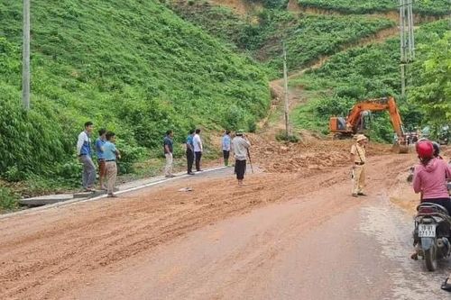 Mưa lớn đêm 12/5 gây thiệt hại khoảng 3,7 tỷ đồng