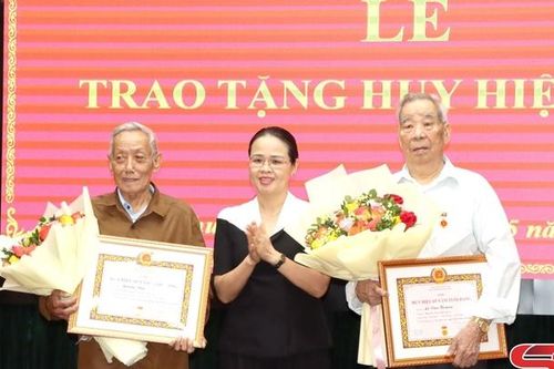 Đồng chí Trưởng ban Tuyên giáo Tỉnh ủy trao tặng Huy hiệu Đảng đợt 19/5