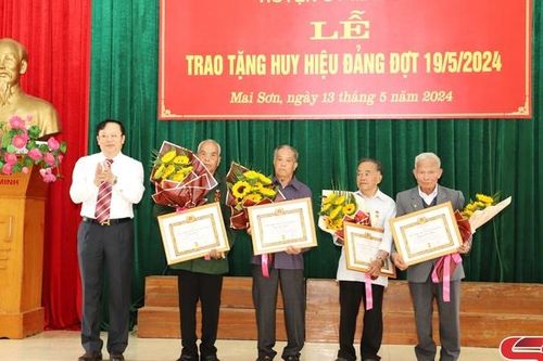Đồng chí Chủ tịch HĐND tỉnh trao tặng Huy hiệu Đảng cho đảng viên