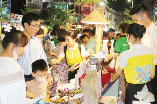 Du lịch tác động tăng trưởng bán lẻ hàng hóa và dịch vụ