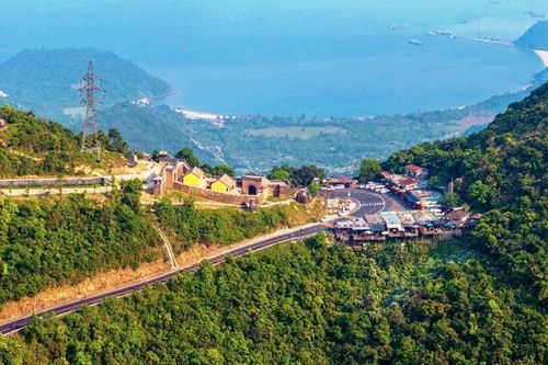 Cái bắt tay đầy ý nghĩa giữa mây trời Hải Vân