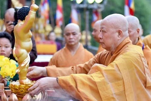 Hòa thượng Thích Lệ Trang hướng dẫn về nghi thức Tắm Phật