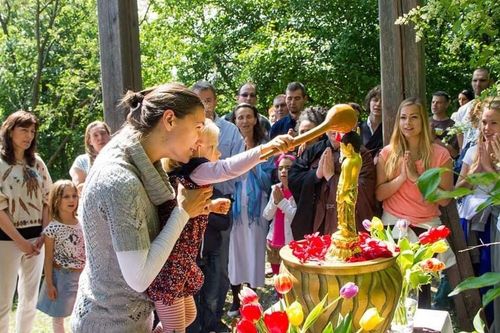 Đừng để 'Phật giáo u buồn' như thế!