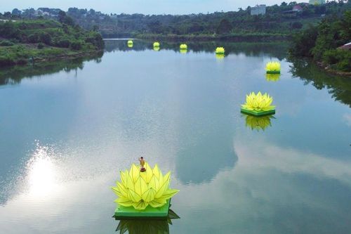 Đắk Nông: Chùa Phước Quang hạ thủy 7 đóa sen vàng trên hồ Nhân Cơ