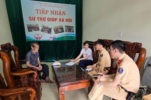 Cảnh sát giao thông xuyên đêm tìm người thân cho cụ ông đi lạc, nằm giữa đường
