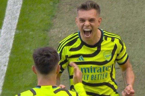 Đánh bại Manchester United, Arsenal trở lại cuộc đua vô địch
