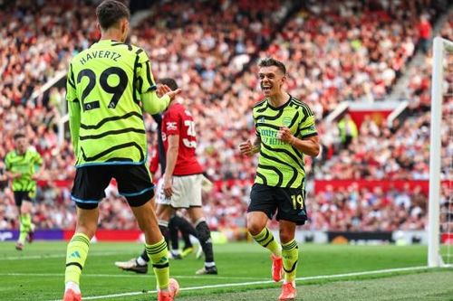 Thắng tối thiểu MU, Arsenal tái chiếm ngôi đầu