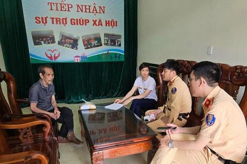 CSGT Lạng Sơn xuyên đêm tìm người thân cho ông lão đi lạc, nằm giữa quốc lộ