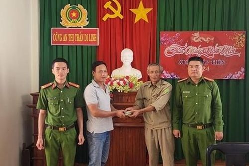 Tổ trưởng tổ dân phố trả lại 70 triệu đồng cho người đánh rơi