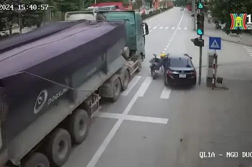 Xe con vượt ẩu đẩy xe máy va chạm với xe tải