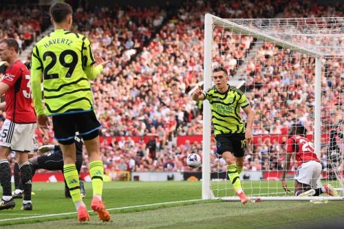 Đánh bại Man Utd, Arsenal đòi lại ngôi đầu