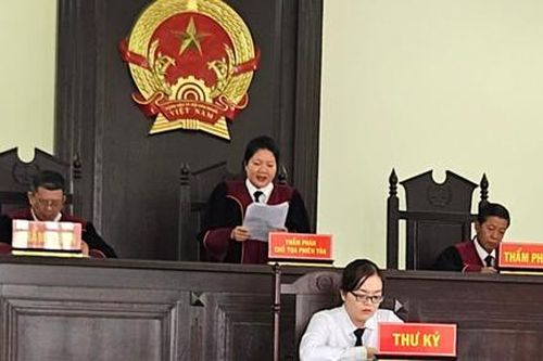 Tuyên xong mới giao… quyết định 'đưa vụ án ra xét xử' (?!)