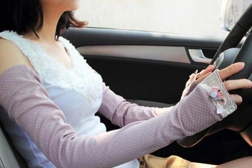 Ngồi trong ô tô có cần chống nắng?