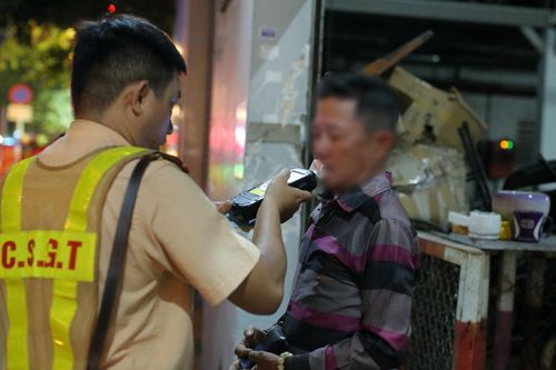 Người đàn ông gọi bạn đến chốt CSGT xin bỏ qua vi phạm nồng độ cồn