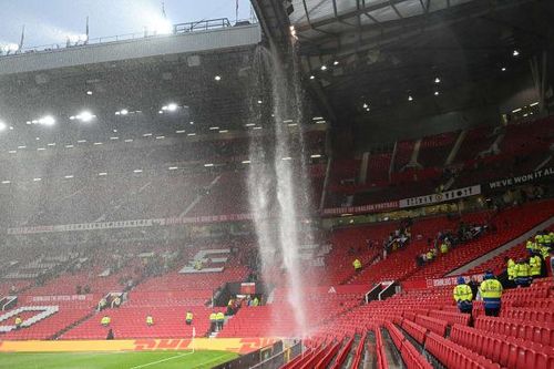 Sân Old Trafford thủng cả mái che, mưa dội xuống như thác đổ