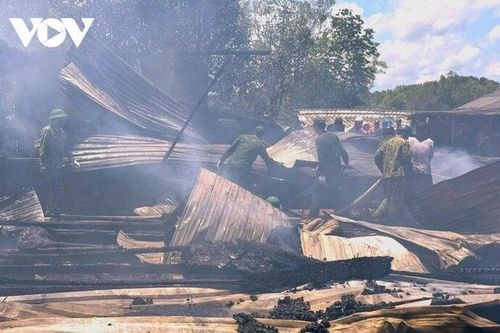 Cháy 5 nhà dân ở Cà Mau
