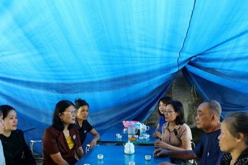 Thăm hỏi gia đình 3 cháu nhỏ tử vong trong vụ sập tường ở xã Ba Trại