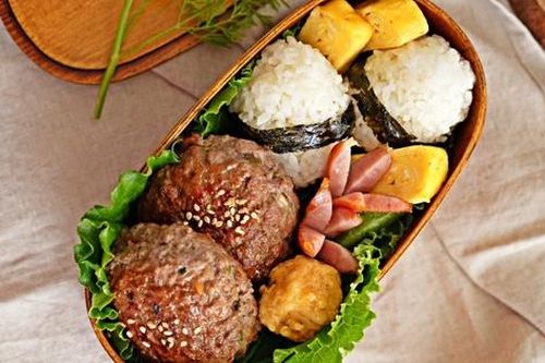 Cuối tuần làm món cơm nắm bò viên ngon đẹp hấp dẫn