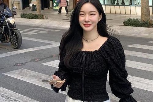 Kiểu áo trễ vai đáng sắm nhất trong mùa hè: Diện được 2 kiểu, từ thanh lịch đến gợi cảm